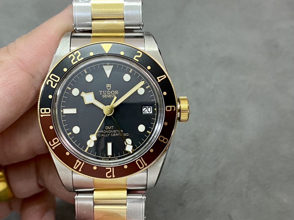 Omaggio all'epoca d'oro, il Tudor Black Bay 1958 GMT sfoggia un fascino retrò grazie alla sua calda combinazione di colori.
