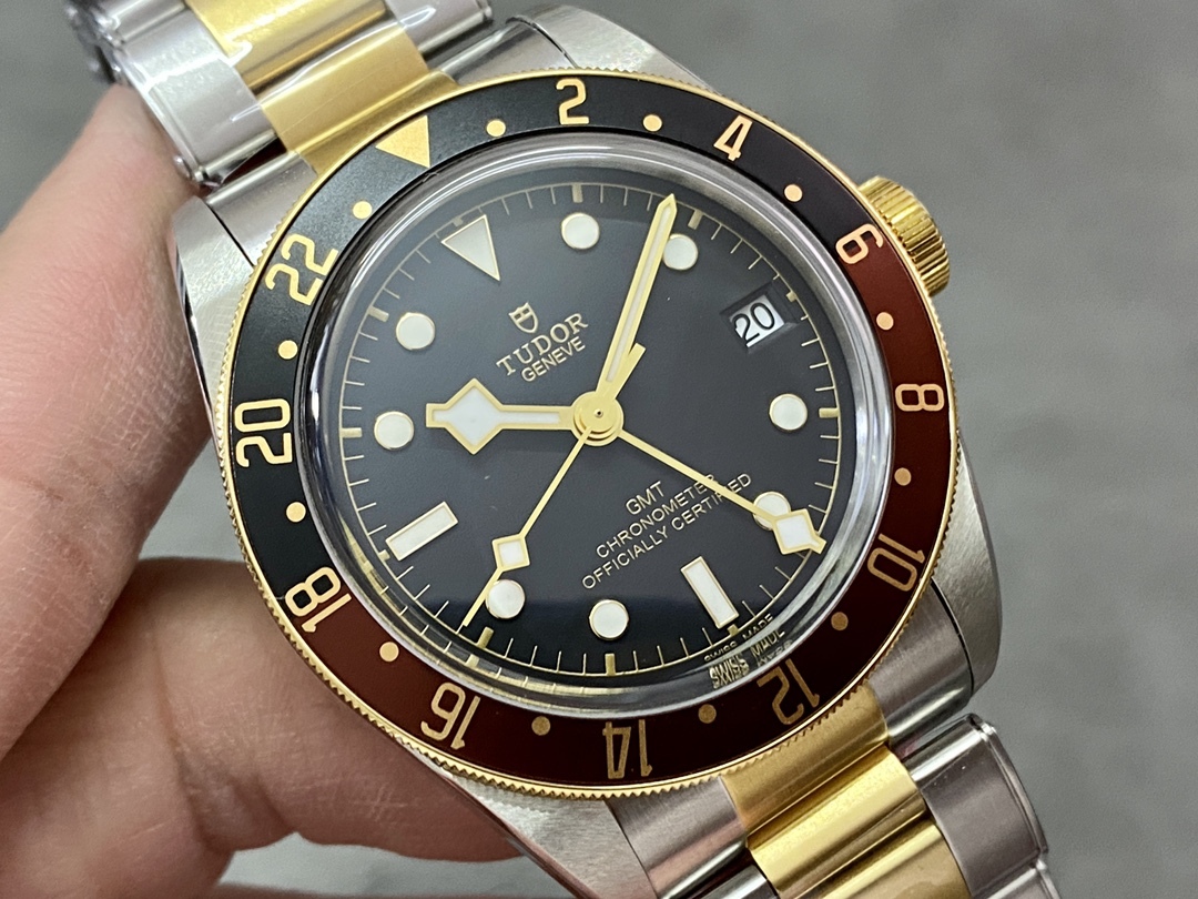 Omaggio all'epoca d'oro, il Tudor Black Bay 1958 GMT sfoggia un fascino retrò grazie alla sua calda combinazione di colori.