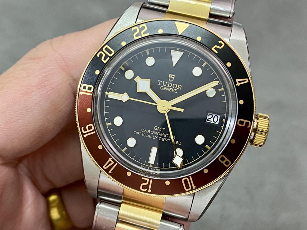 Omaggio all'epoca d'oro, il Tudor Black Bay 1958 GMT sfoggia un fascino retrò grazie alla sua calda combinazione di colori.