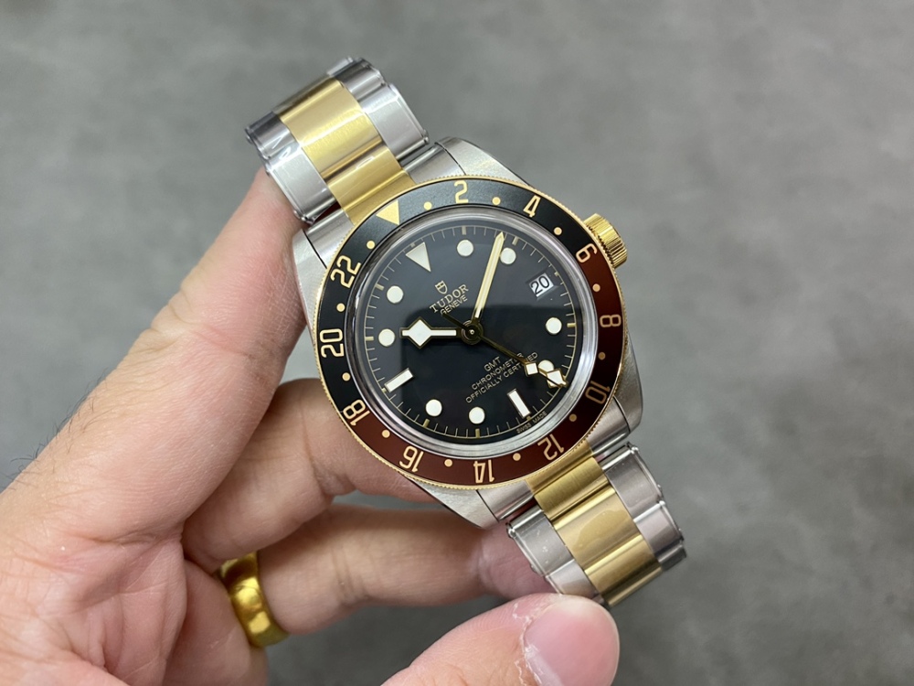 Omaggio all'epoca d'oro, il Tudor Black Bay 1958 GMT sfoggia un fascino retrò grazie alla sua calda combinazione di colori.