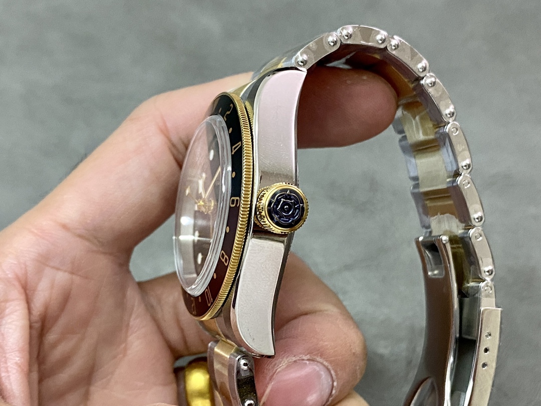 Omaggio all'epoca d'oro, il Tudor Black Bay 1958 GMT sfoggia un fascino retrò grazie alla sua calda combinazione di colori.