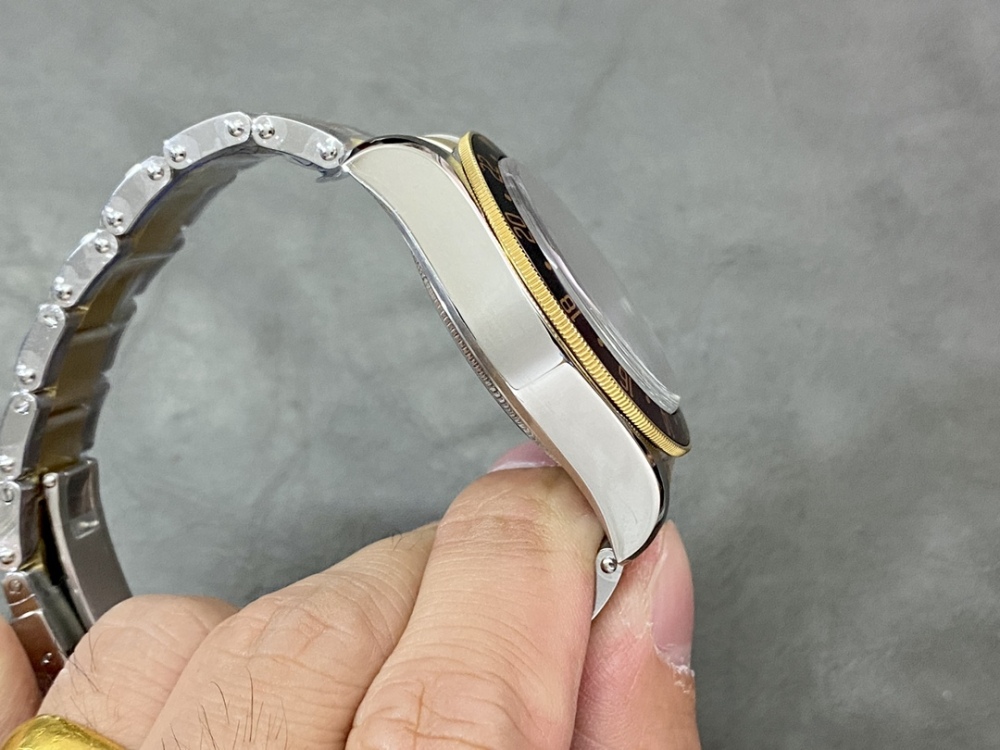 Omaggio all'epoca d'oro, il Tudor Black Bay 1958 GMT sfoggia un fascino retrò grazie alla sua calda combinazione di colori.