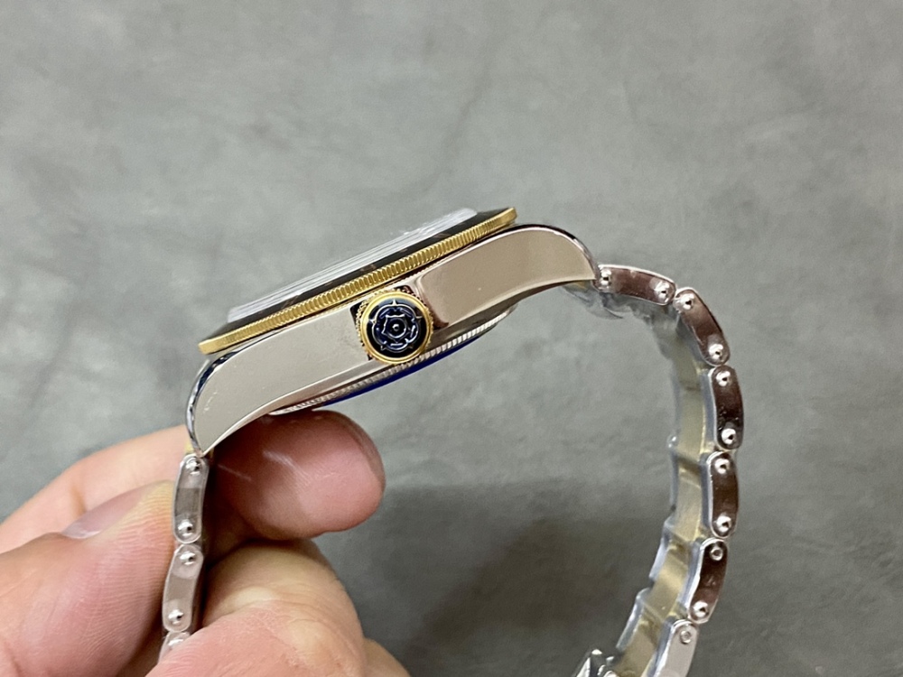 Omaggio all'epoca d'oro, il Tudor Black Bay 1958 GMT sfoggia un fascino retrò grazie alla sua calda combinazione di colori.