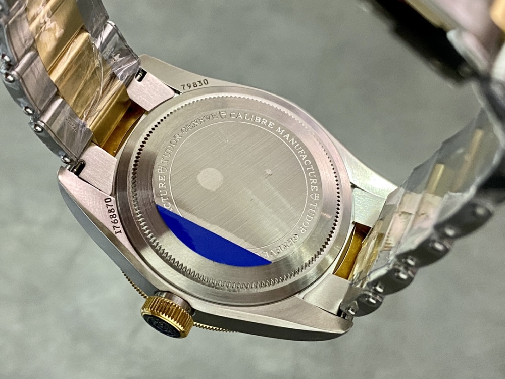 Omaggio all'epoca d'oro, il Tudor Black Bay 1958 GMT sfoggia un fascino retrò grazie alla sua calda combinazione di colori.