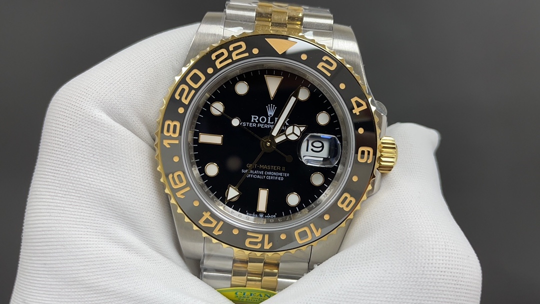 Una prospettiva globale sulla lunetta "Coke Bezel" del Rolex GMT-Master II: una lunetta in ceramica bicolore.