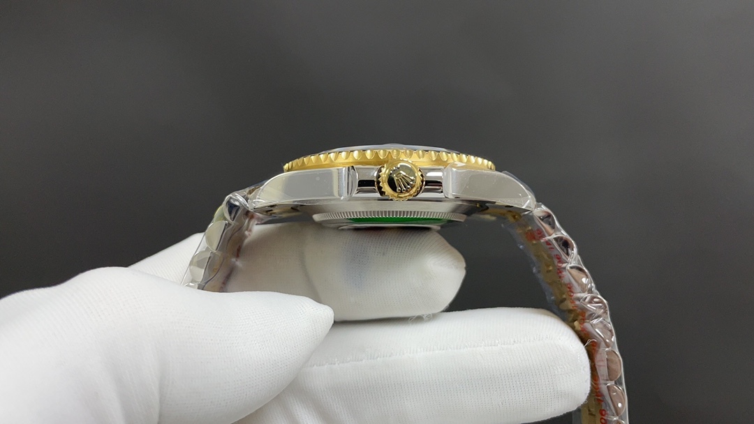 Una prospettiva globale sulla lunetta "Coke Bezel" del Rolex GMT-Master II: una lunetta in ceramica bicolore.