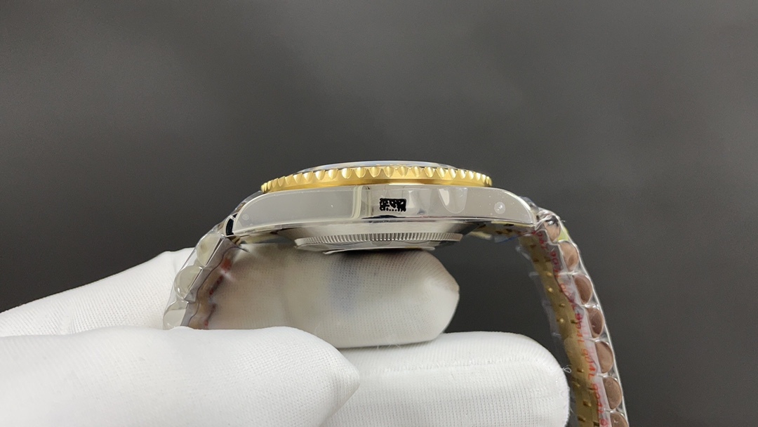 Una prospettiva globale sulla lunetta "Coke Bezel" del Rolex GMT-Master II: una lunetta in ceramica bicolore.