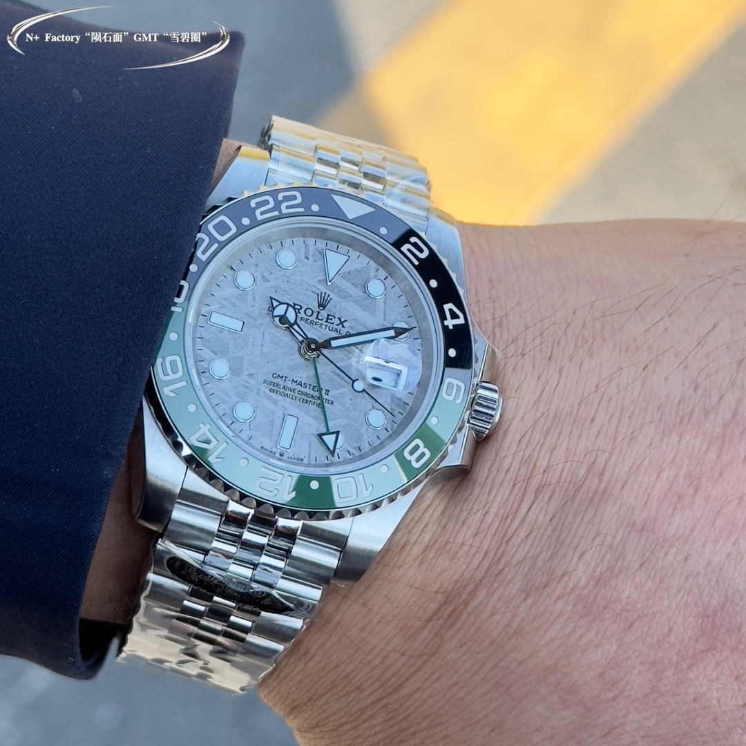 Un capolavoro di doppi fusi orari: l'orologio Rolex GMT-Master II in oro blu e nero
