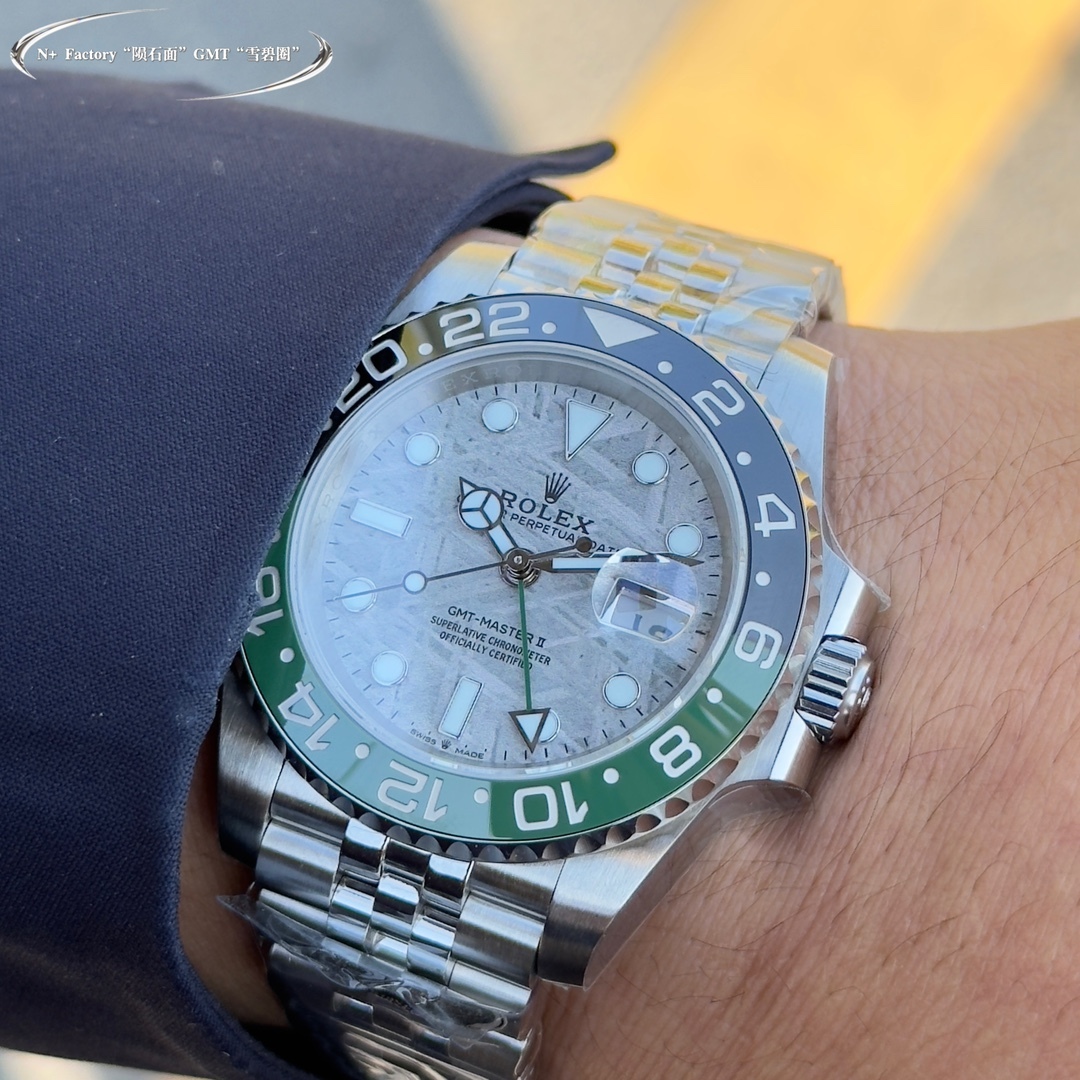 Un capolavoro di doppi fusi orari: l'orologio Rolex GMT-Master II in oro blu e nero