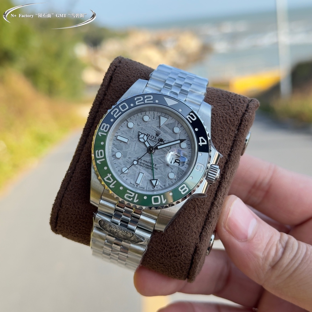 Un capolavoro di doppi fusi orari: l'orologio Rolex GMT-Master II in oro blu e nero