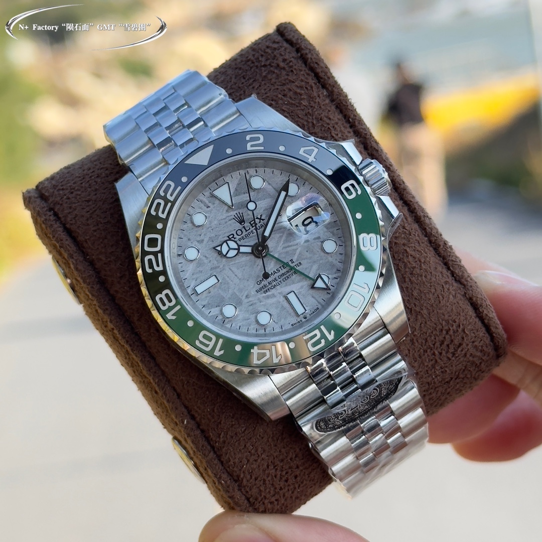 Un capolavoro di doppi fusi orari: l'orologio Rolex GMT-Master II in oro blu e nero