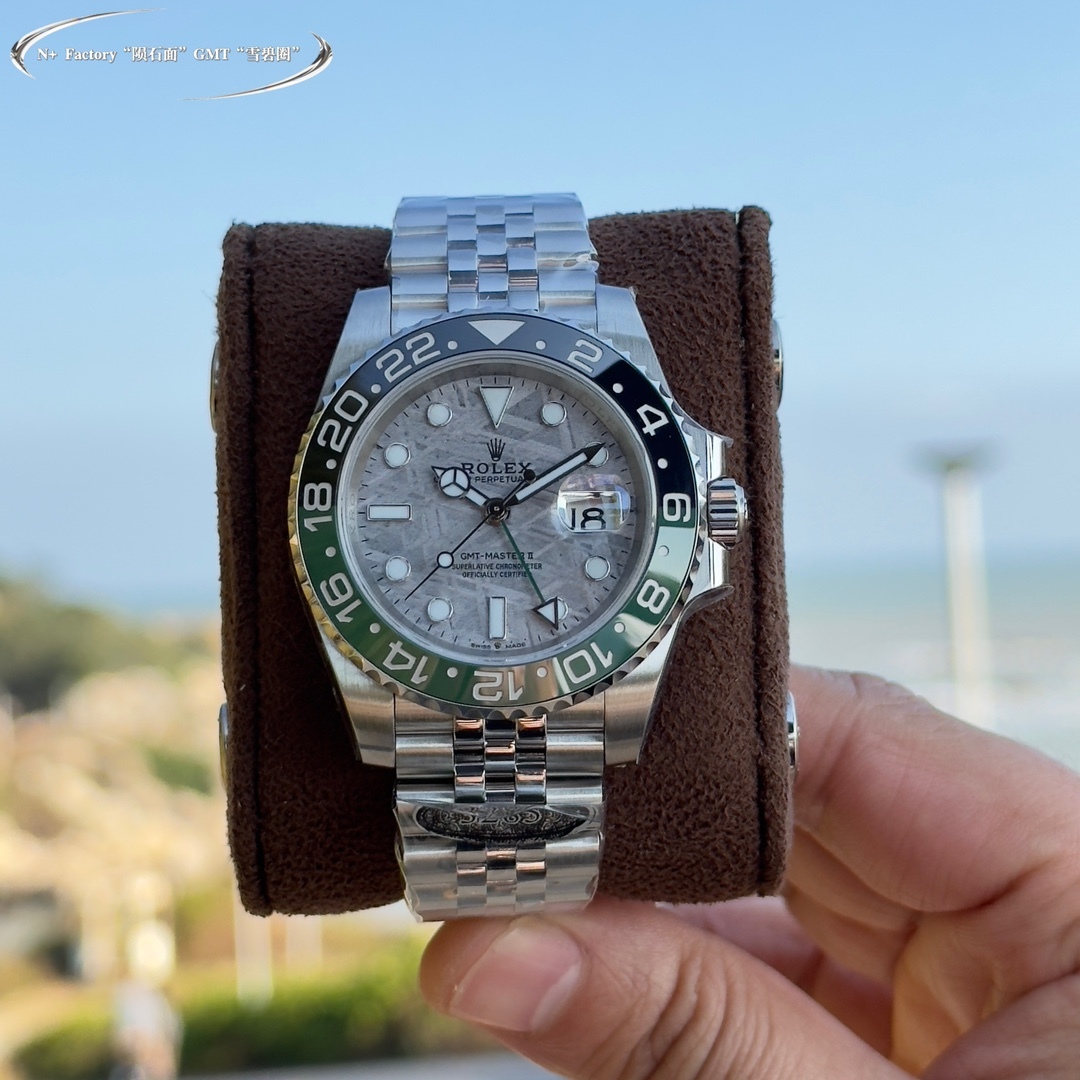 Un capolavoro di doppi fusi orari: l'orologio Rolex GMT-Master II in oro blu e nero