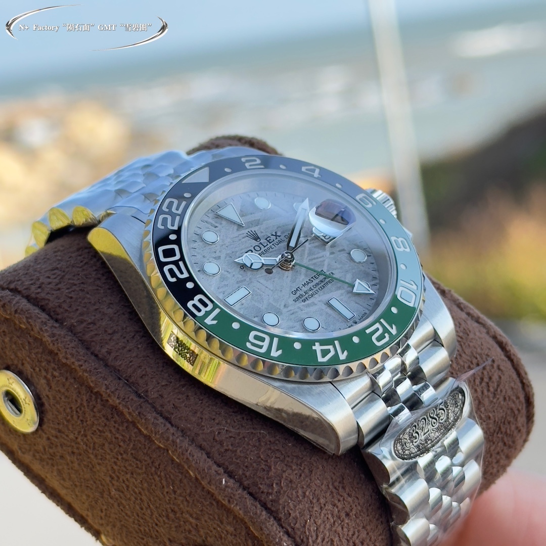 Un capolavoro di doppi fusi orari: l'orologio Rolex GMT-Master II in oro blu e nero