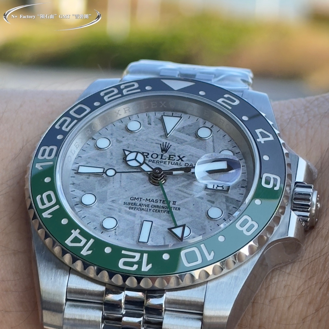 Un capolavoro di doppi fusi orari: l'orologio Rolex GMT-Master II in oro blu e nero