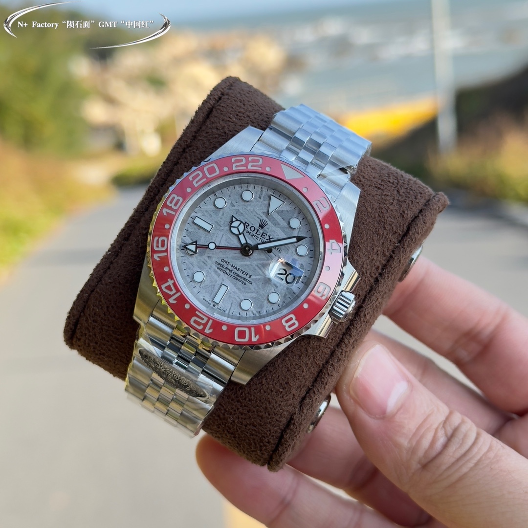 La storia dietro l'indossare un Rolex GMT-Master II rosso con la lunetta a forma di Coca-Cola.