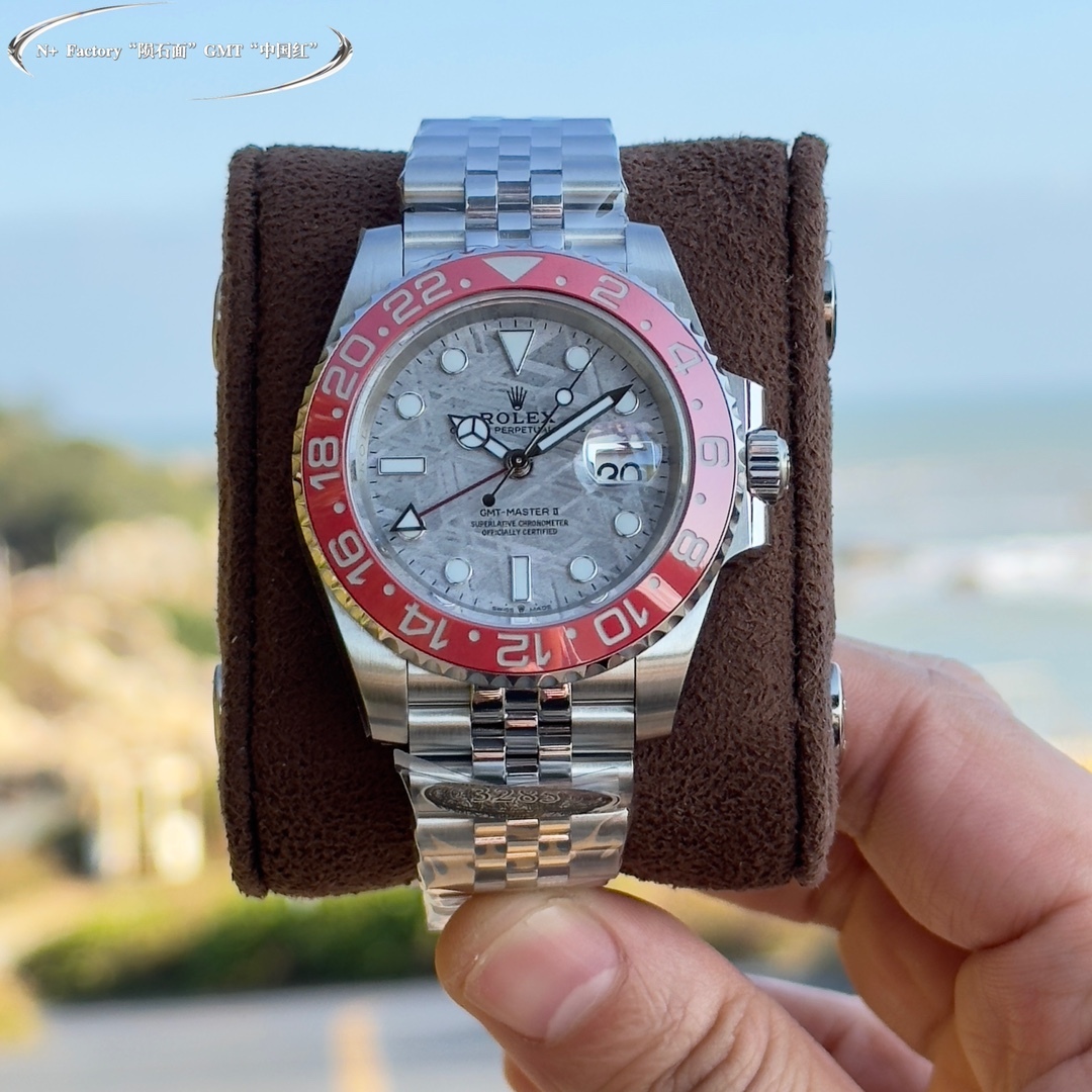 La storia dietro l'indossare un Rolex GMT-Master II rosso con la lunetta a forma di Coca-Cola.