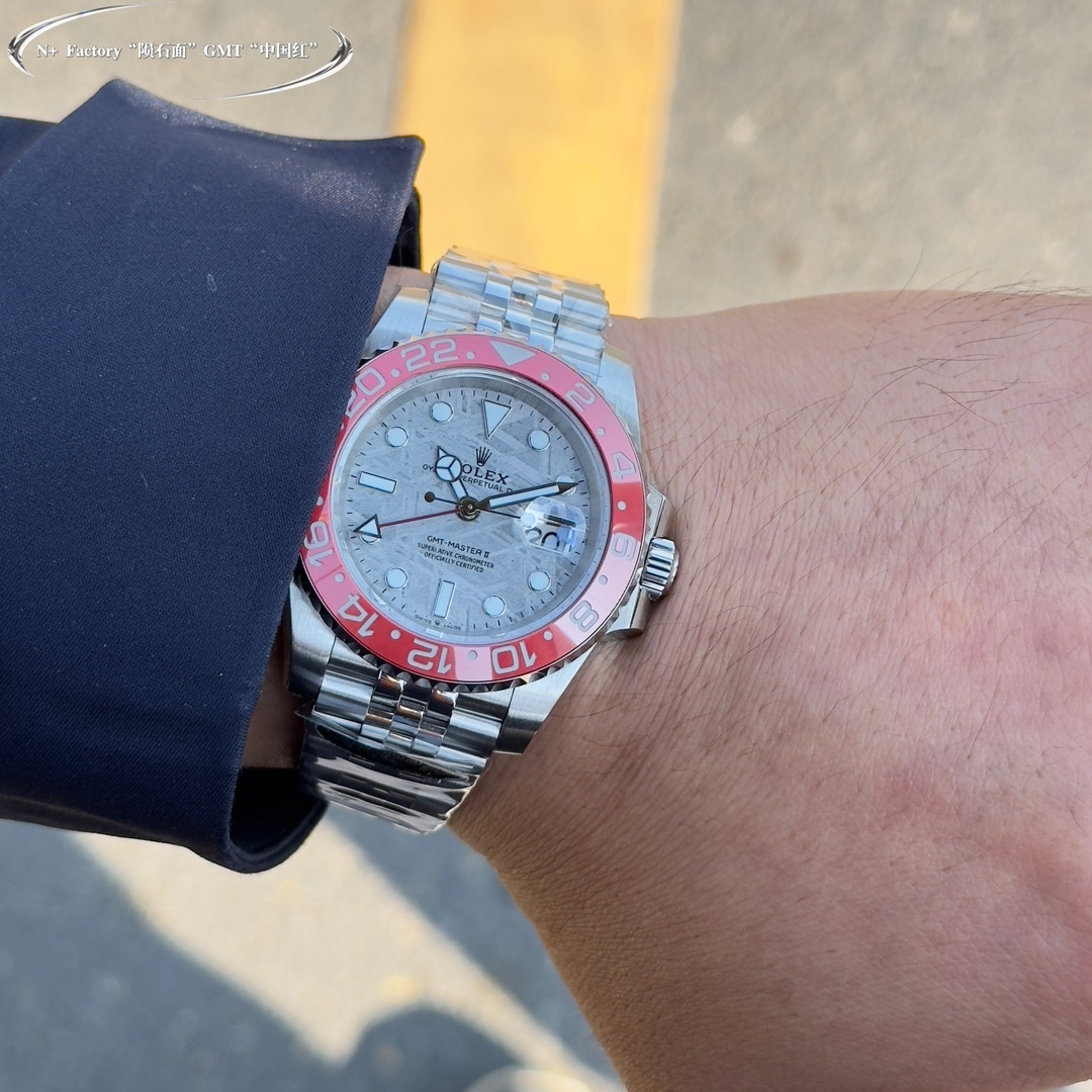 La storia dietro l'indossare un Rolex GMT-Master II rosso con la lunetta a forma di Coca-Cola.
