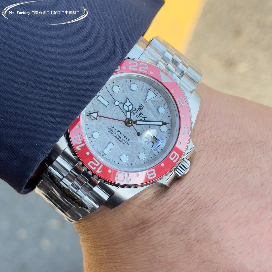 La storia dietro l'indossare un Rolex GMT-Master II rosso con la lunetta a forma di Coca-Cola.