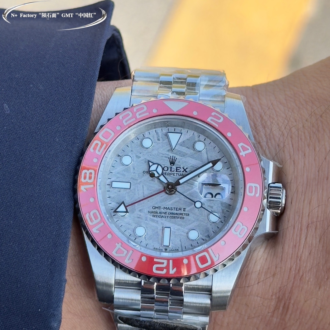 La storia dietro l'indossare un Rolex GMT-Master II rosso con la lunetta a forma di Coca-Cola.