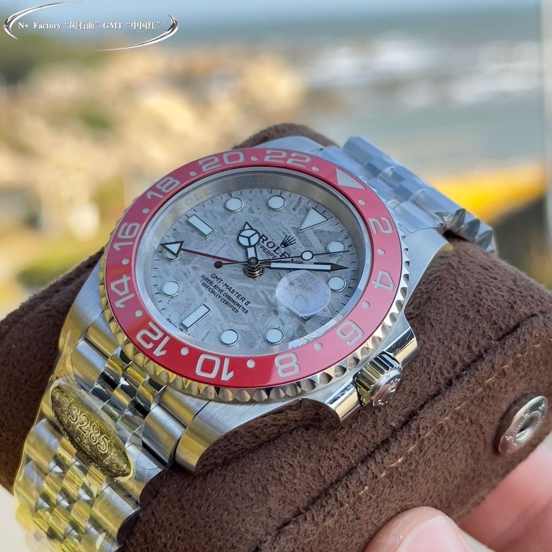 La storia dietro l'indossare un Rolex GMT-Master II rosso con la lunetta a forma di Coca-Cola.