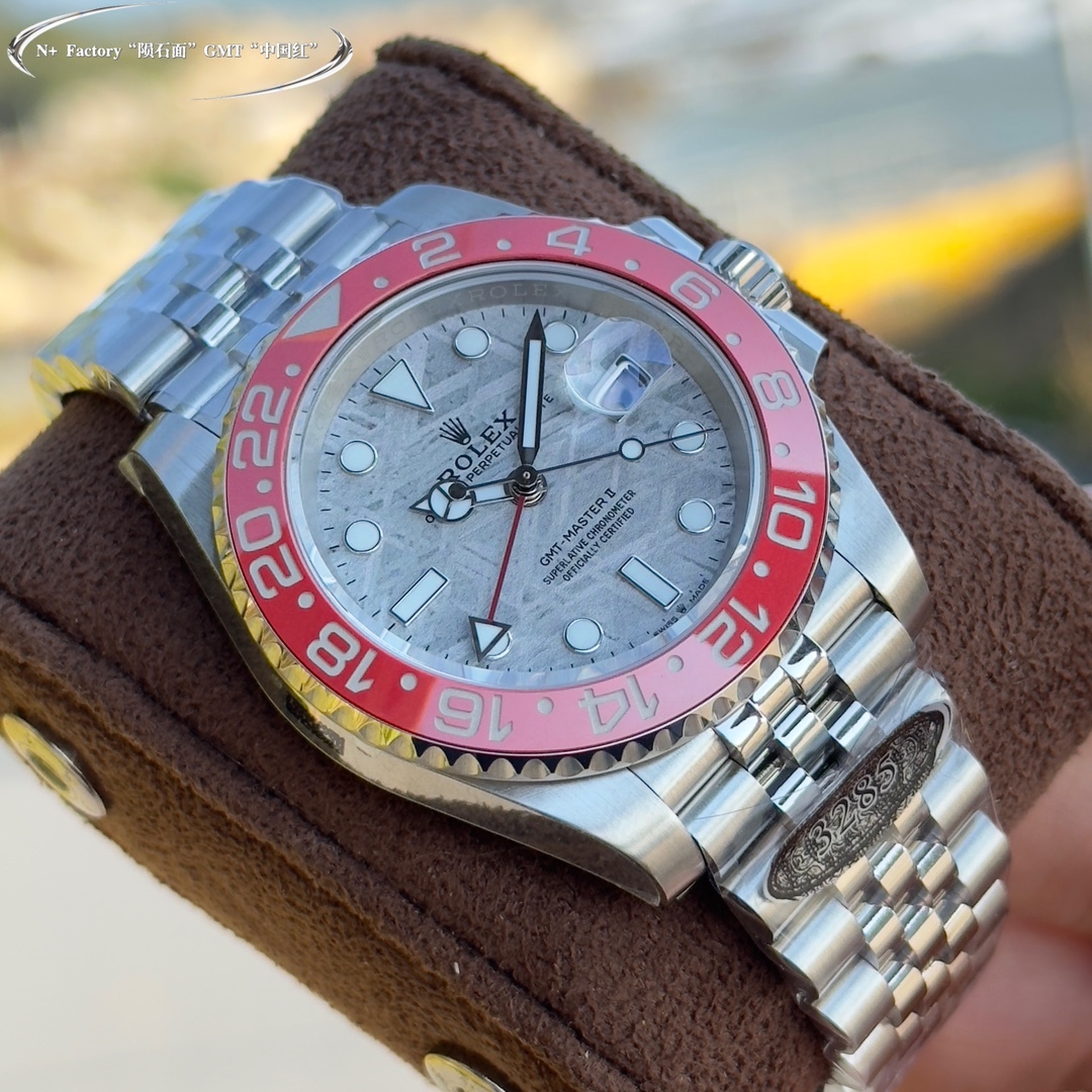La storia dietro l'indossare un Rolex GMT-Master II rosso con la lunetta a forma di Coca-Cola.