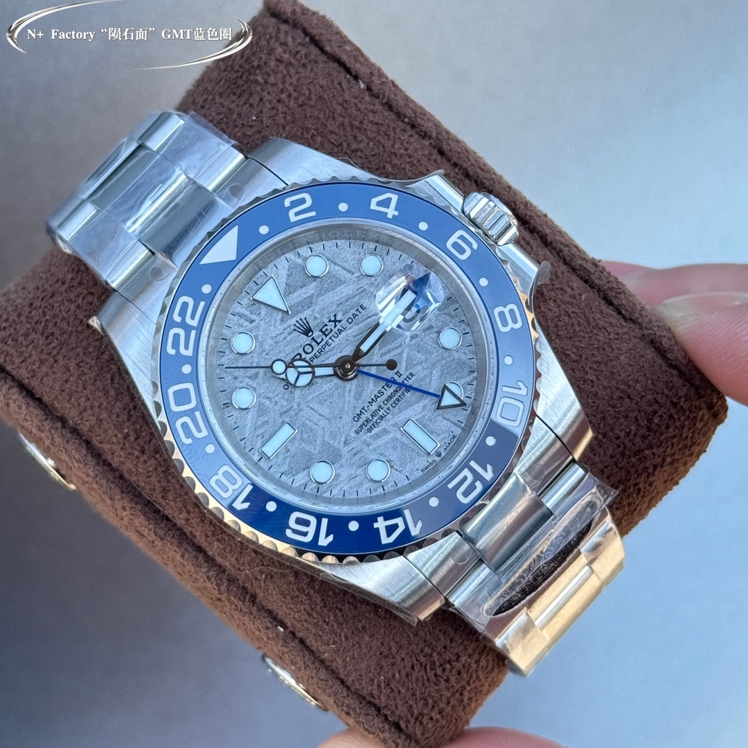 Il Rolex GMT-Master II con disco in meteorite è l'unico orologio a presentare un GMT-Master II, un dono dell'universo.