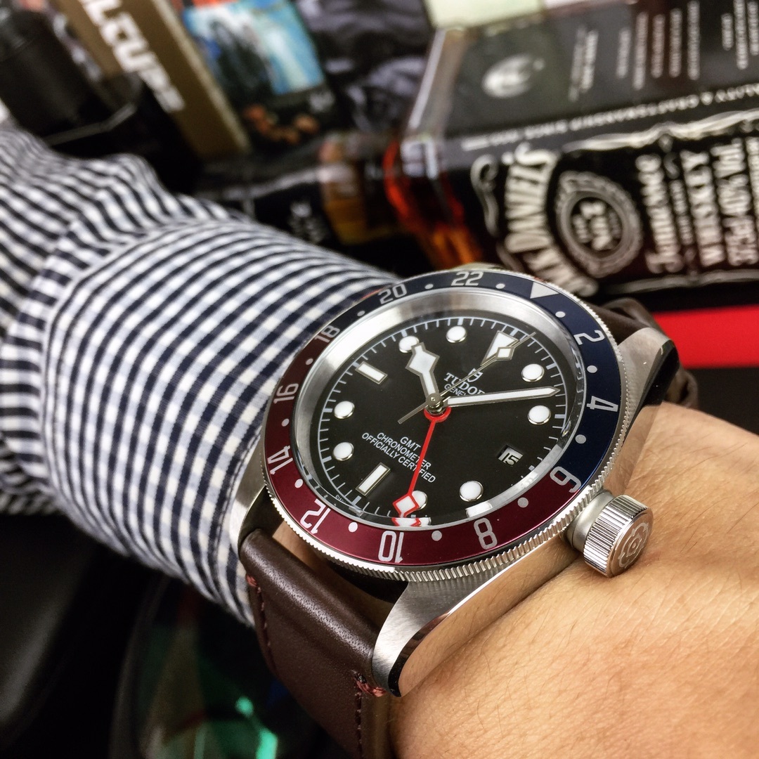 Orologio Black Bay GMT-Master II, robusto e impermeabile fino a 200 metri, con riserva di carica di 70 ore.