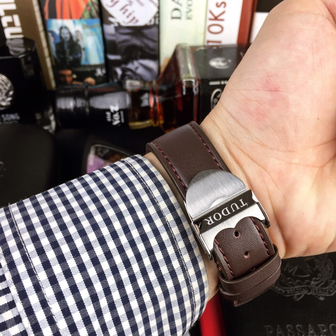 Orologio Black Bay GMT-Master II, robusto e impermeabile fino a 200 metri, con riserva di carica di 70 ore.