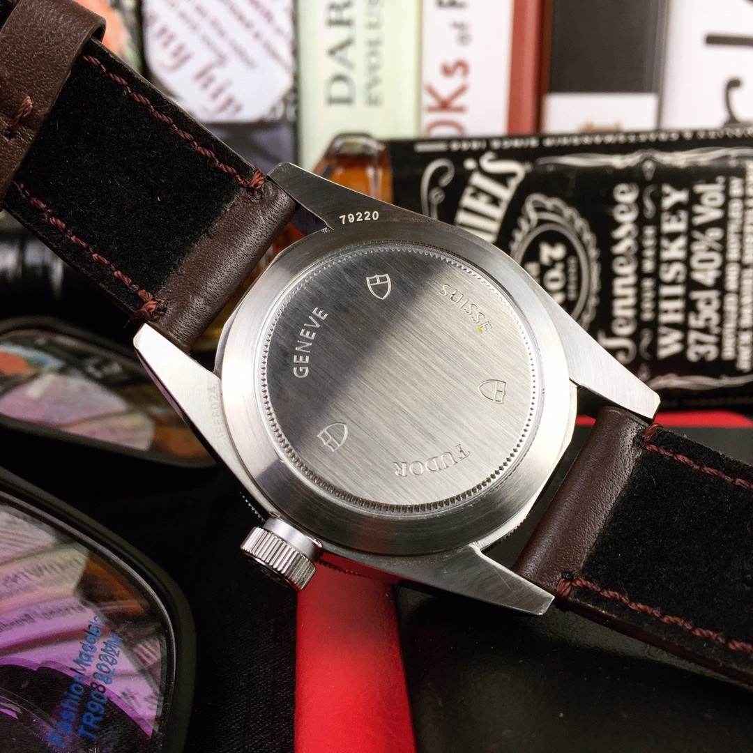 Orologio Black Bay GMT-Master II, robusto e impermeabile fino a 200 metri, con riserva di carica di 70 ore.