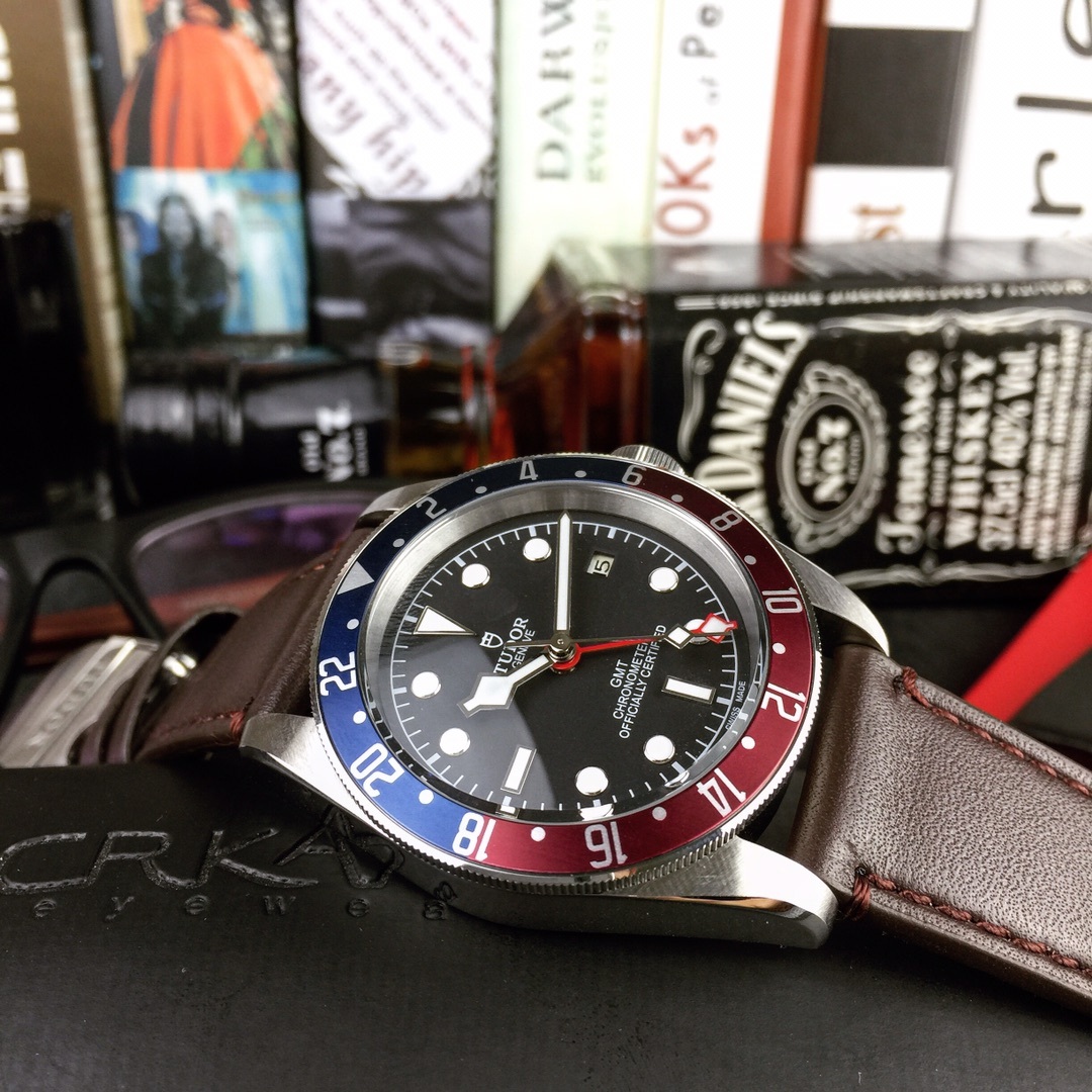 Orologio Black Bay GMT-Master II, robusto e impermeabile fino a 200 metri, con riserva di carica di 70 ore.