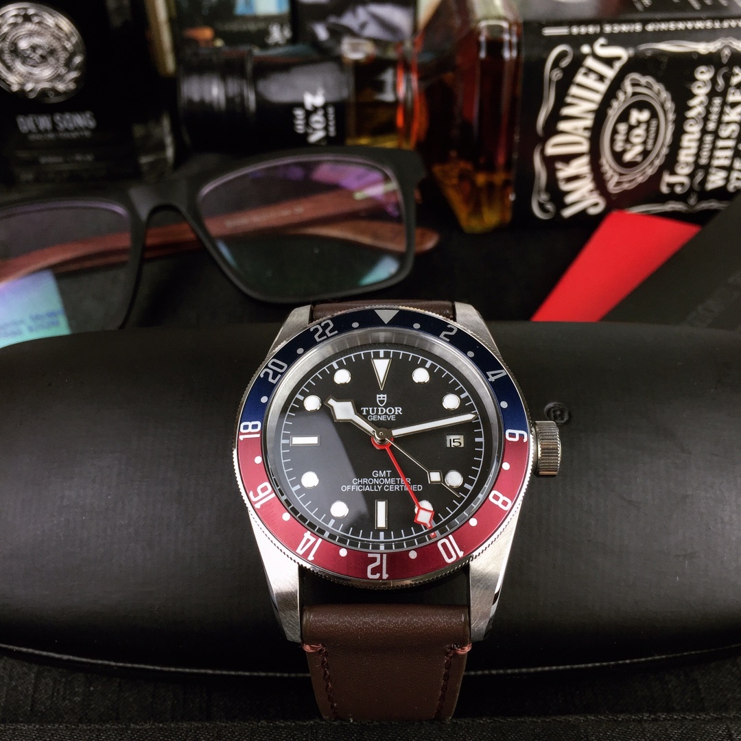Orologio Black Bay GMT-Master II, robusto e impermeabile fino a 200 metri, con riserva di carica di 70 ore.