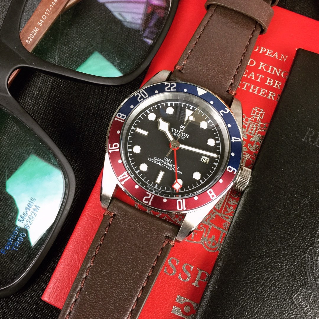 Orologio Black Bay GMT-Master II, robusto e impermeabile fino a 200 metri, con riserva di carica di 70 ore.