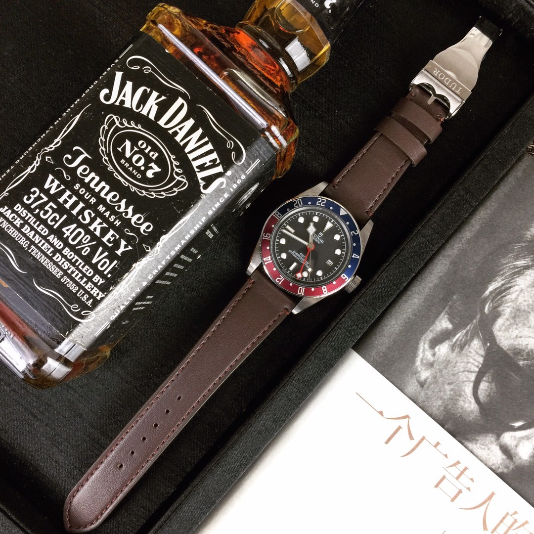 Orologio Black Bay GMT-Master II, robusto e impermeabile fino a 200 metri, con riserva di carica di 70 ore.
