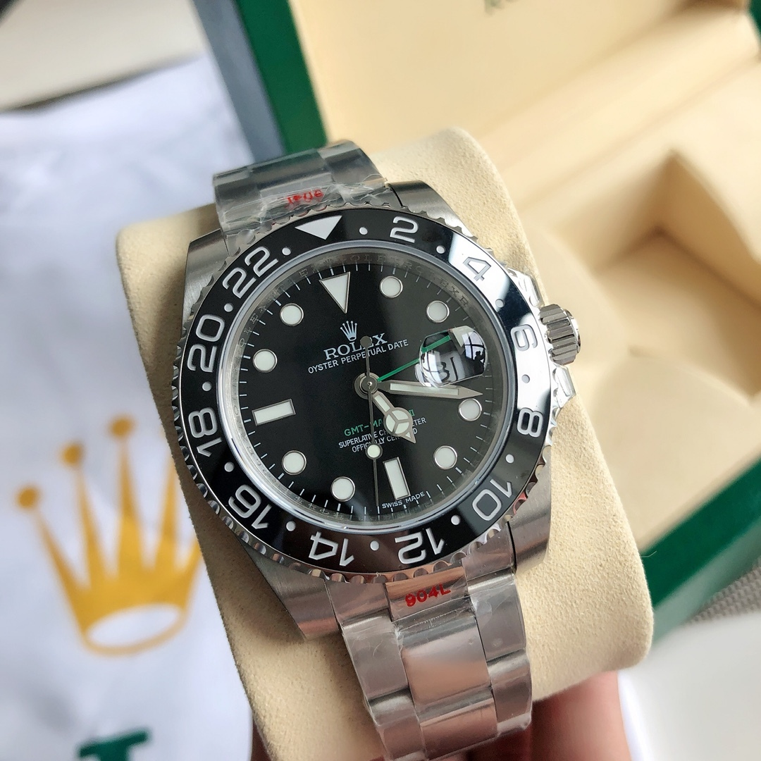 Il classico Rolex GMT-Master II con doppio fuso orario, un emblema intramontabile al polso.
