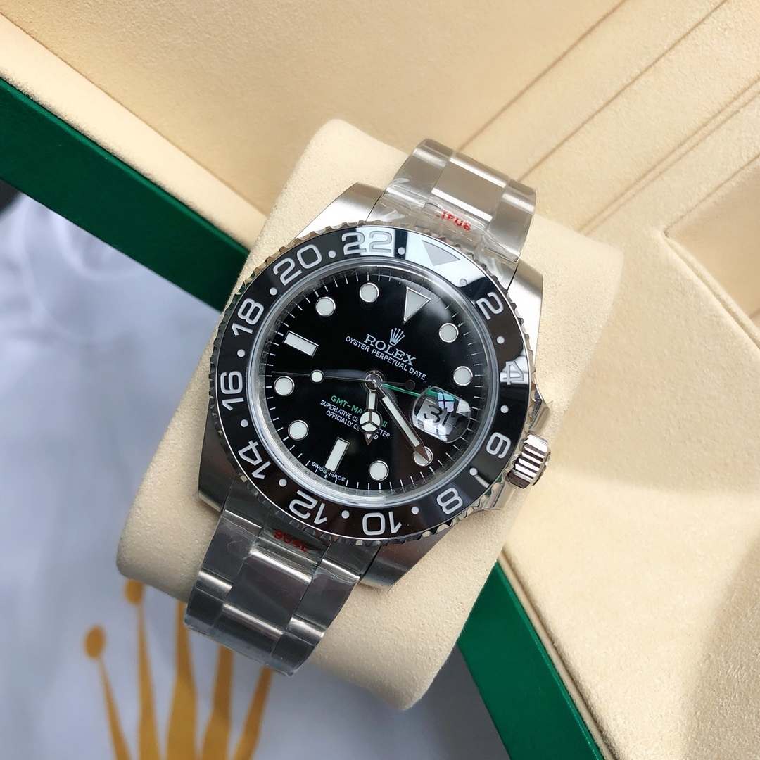 Il classico Rolex GMT-Master II con doppio fuso orario, un emblema intramontabile al polso.