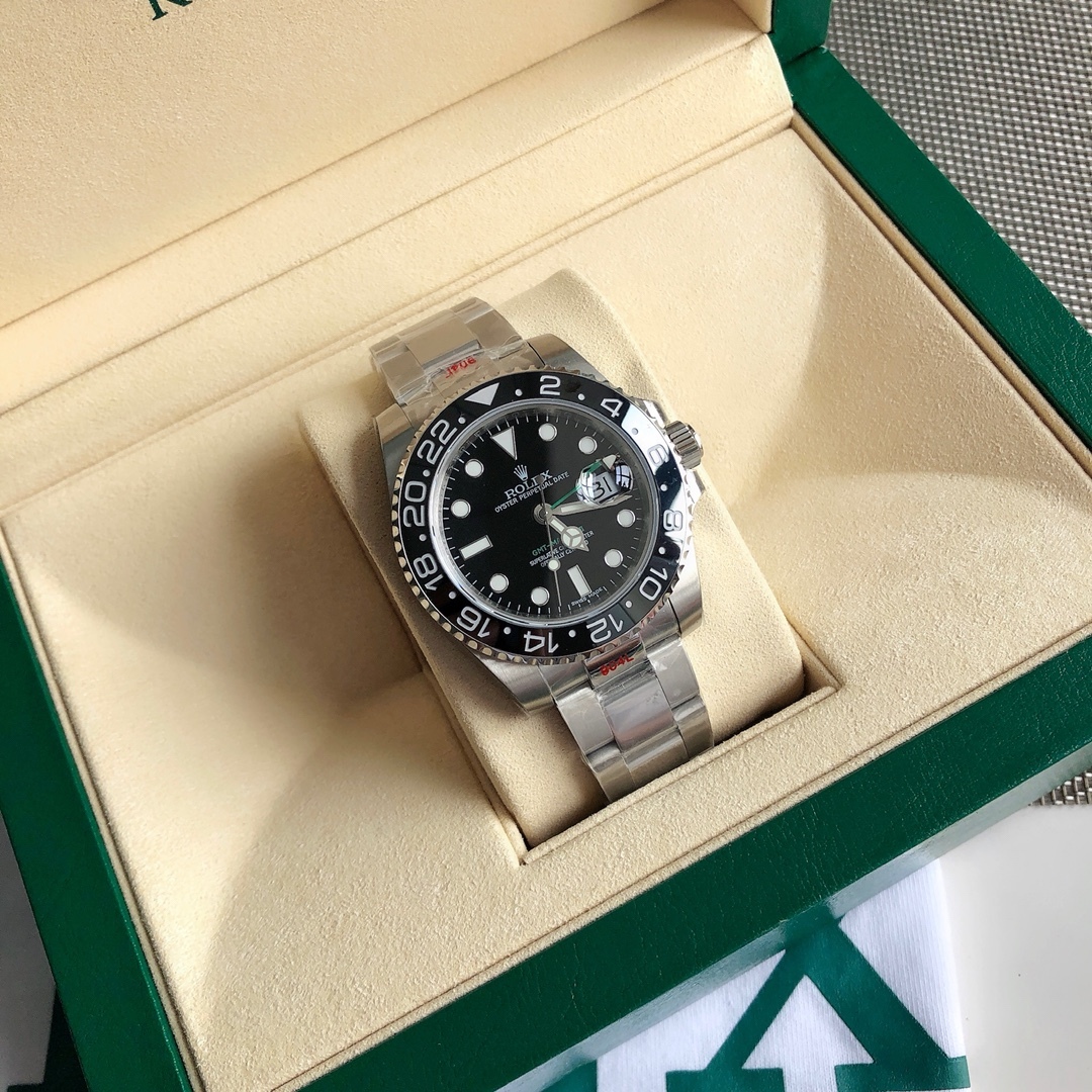 Il classico Rolex GMT-Master II con doppio fuso orario, un emblema intramontabile al polso.