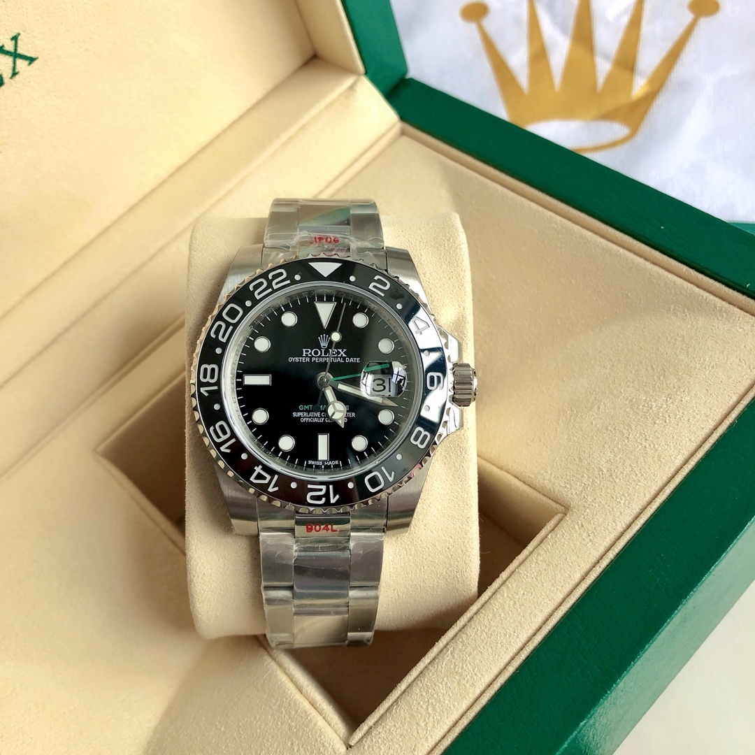 Il classico Rolex GMT-Master II con doppio fuso orario, un emblema intramontabile al polso.