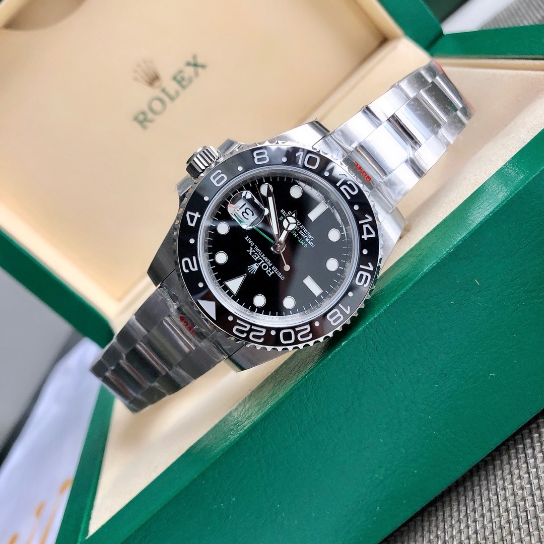 Il classico Rolex GMT-Master II con doppio fuso orario, un emblema intramontabile al polso.