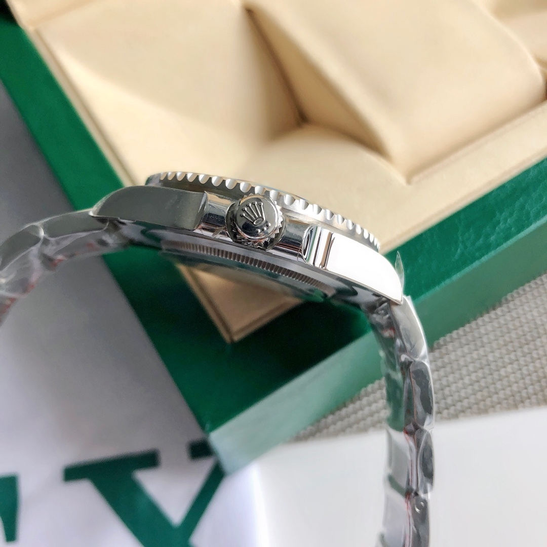 Il classico Rolex GMT-Master II con doppio fuso orario, un emblema intramontabile al polso.