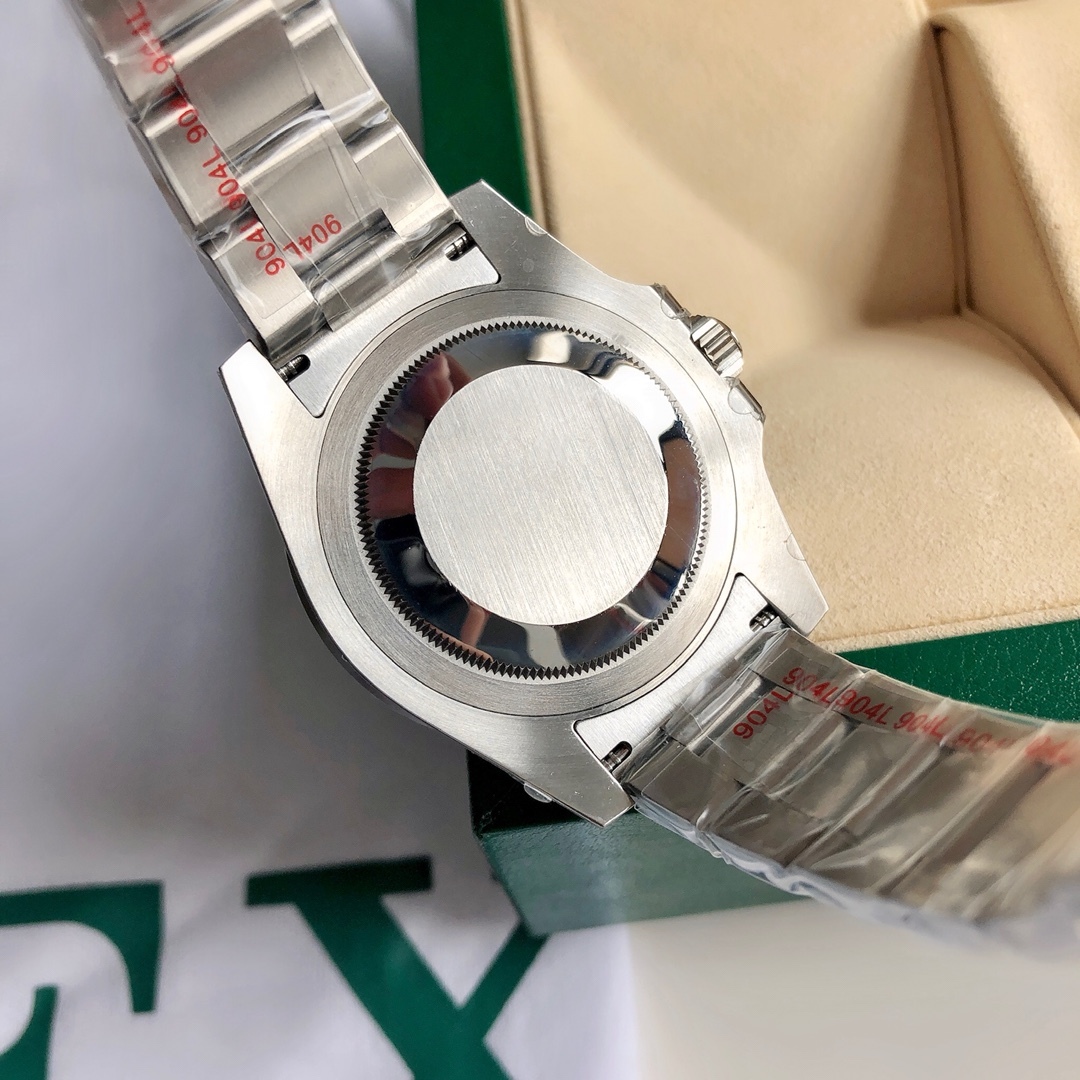 Il classico Rolex GMT-Master II con doppio fuso orario, un emblema intramontabile al polso.