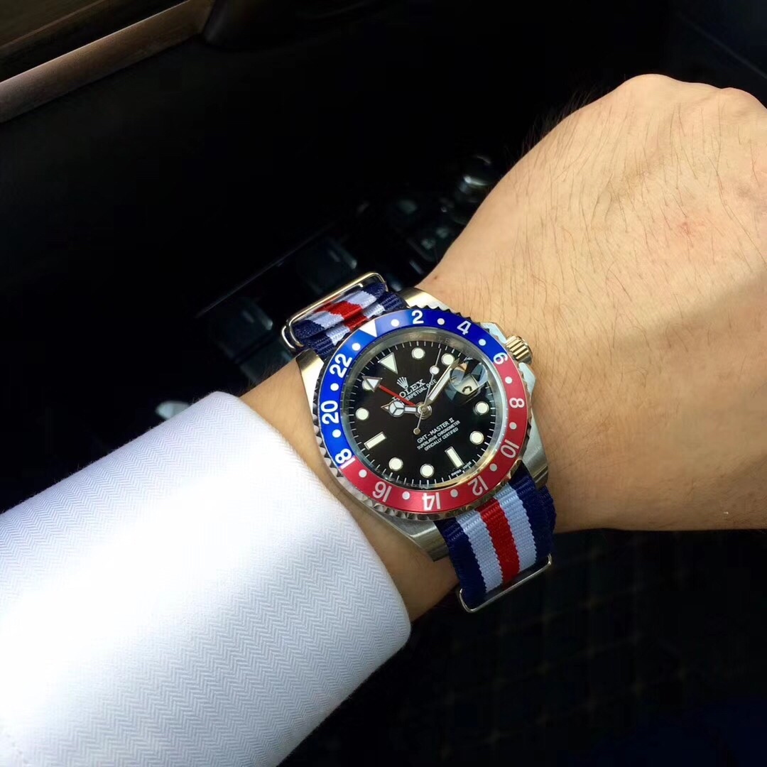 Lunetta Rolex GMT-Master II Coke: simbolo di trascendimento dei fusi orari.