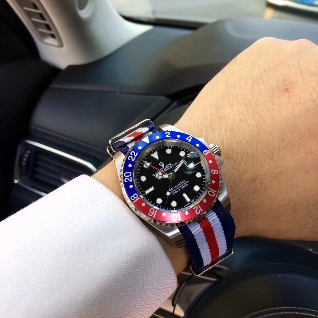 Lunetta Rolex GMT-Master II Coke: simbolo di trascendimento dei fusi orari.