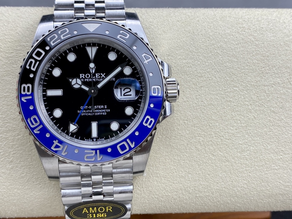 Il classico Rolex GMT-Master II, una scelta intramontabile per chi viaggia in fusi orari diversi.