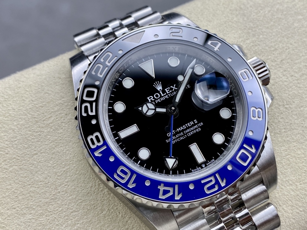 Il classico Rolex GMT-Master II, una scelta intramontabile per chi viaggia in fusi orari diversi.