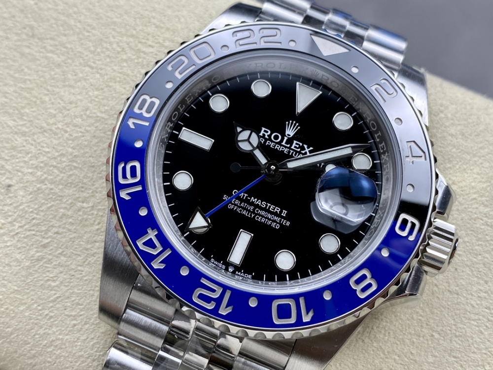 Il classico Rolex GMT-Master II, una scelta intramontabile per chi viaggia in fusi orari diversi.