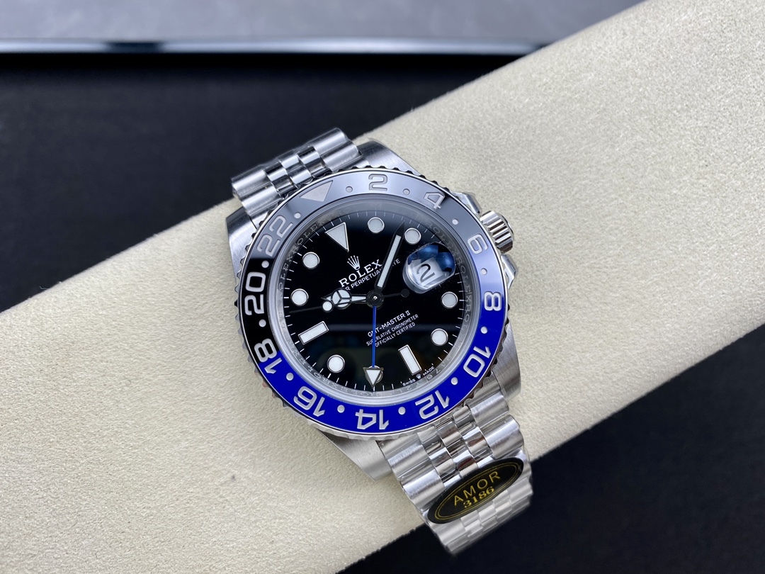 Il classico Rolex GMT-Master II, una scelta intramontabile per chi viaggia in fusi orari diversi.