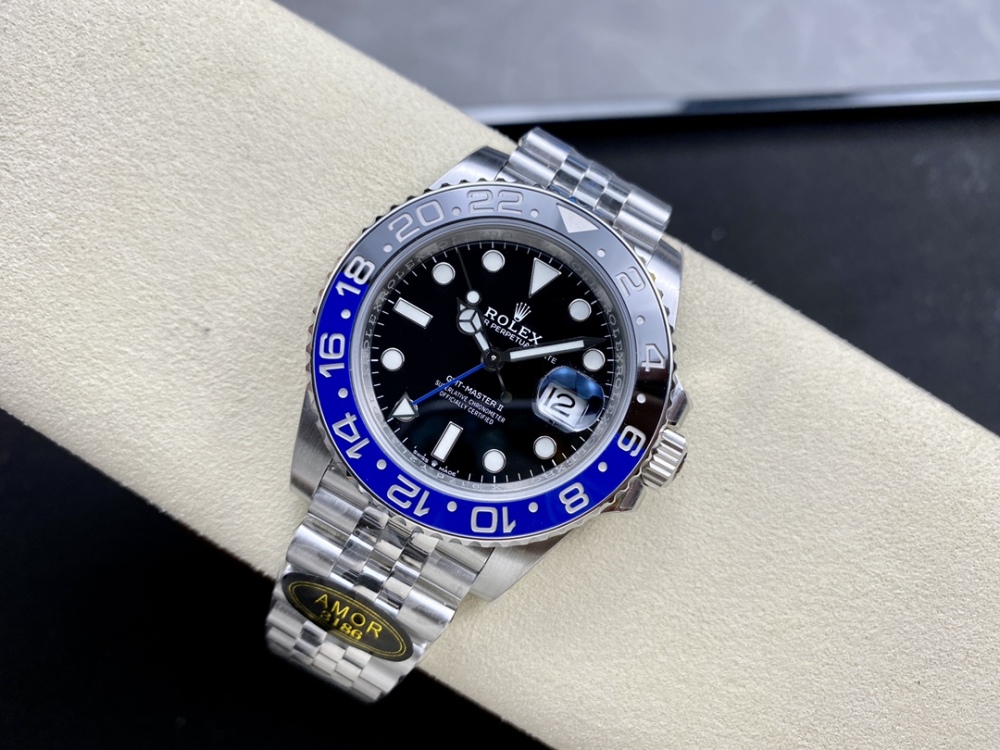 Il classico Rolex GMT-Master II, una scelta intramontabile per chi viaggia in fusi orari diversi.