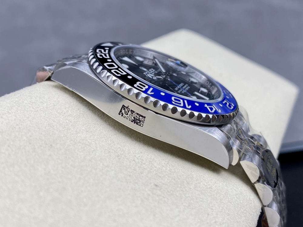 Il classico Rolex GMT-Master II, una scelta intramontabile per chi viaggia in fusi orari diversi.