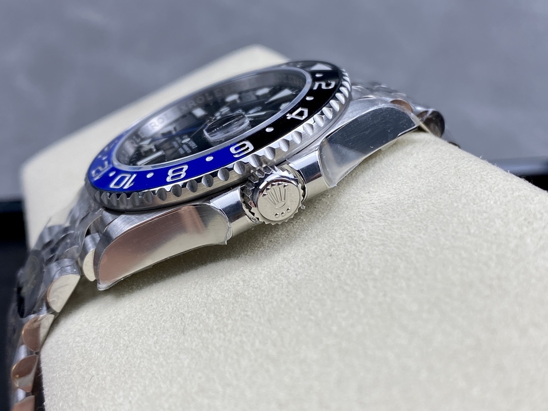 Il classico Rolex GMT-Master II, una scelta intramontabile per chi viaggia in fusi orari diversi.