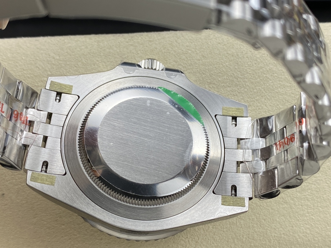 Il classico Rolex GMT-Master II, una scelta intramontabile per chi viaggia in fusi orari diversi.